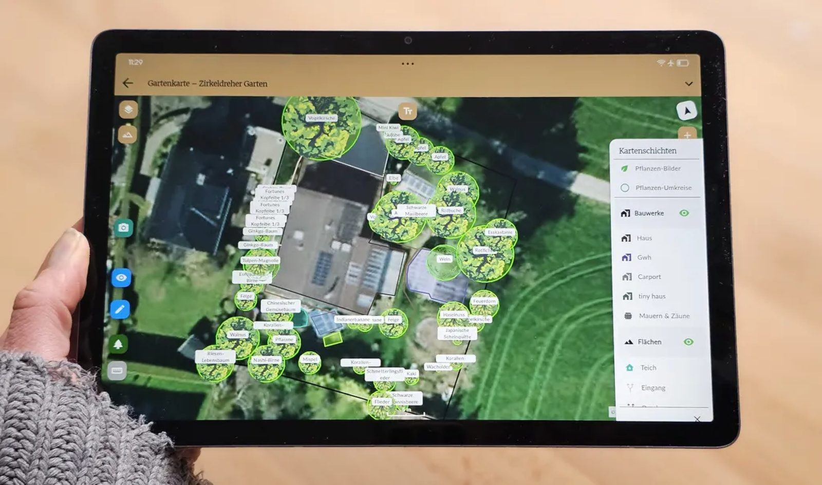 Permaplans on a tablet: the garden map with placed plants and the map layers